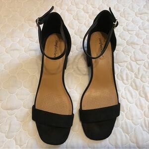 Comfort View women black suede heel sandal with ankle strap.